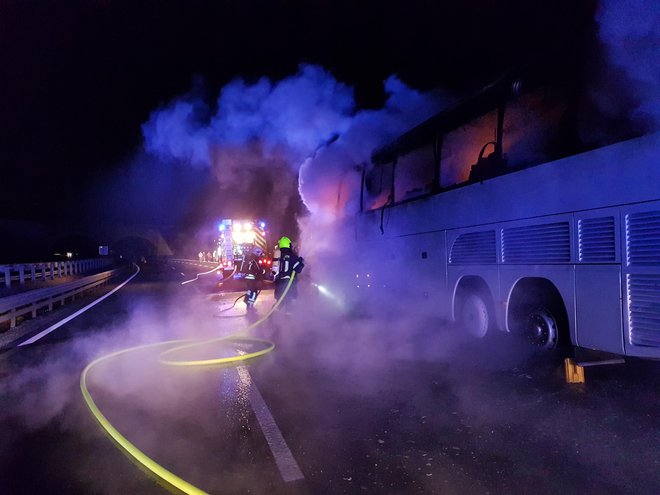 Zagorel je avtobus. FOTO: PGD Vrhnika