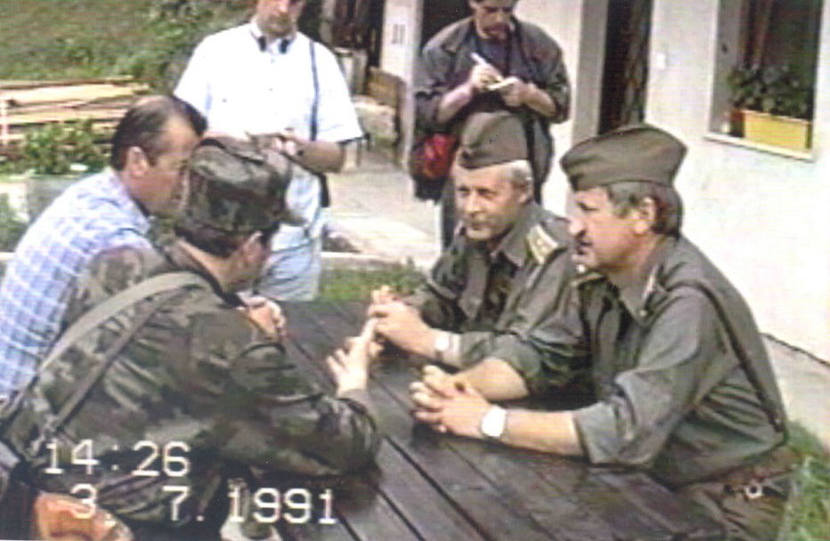 Fotografija: Pogajanja med poveljstvom TO in častniki JLA 3. julija 1991 nedaleč od vojašnice Bukovje