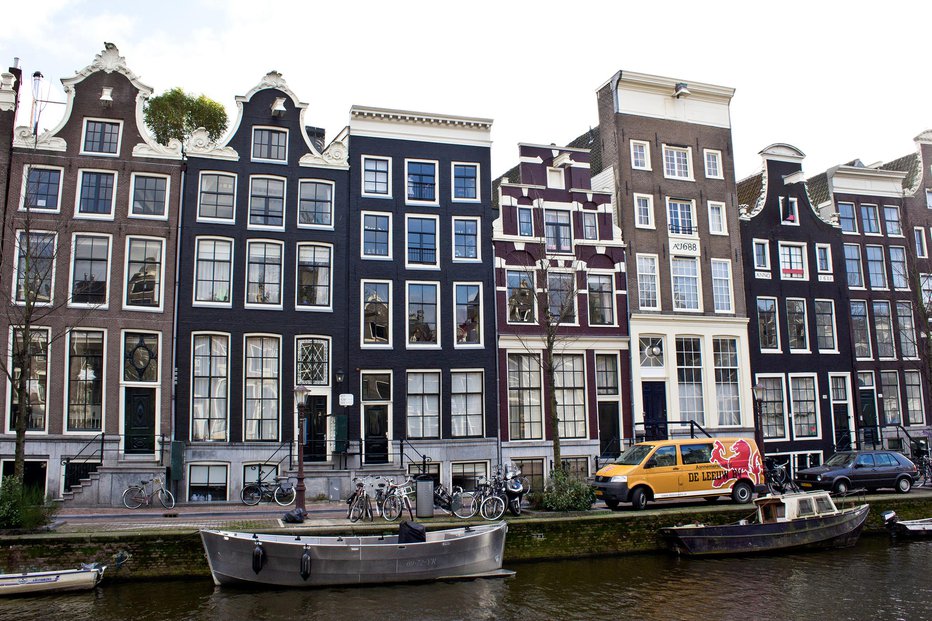 Fotografija: Znamenite ozke hiše ob kanalih so zaščitni znak Amsterdama. FOTOGRAFIJE: MILENA RUPAR