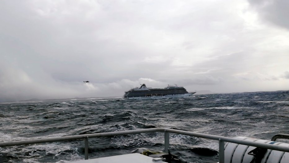 Fotografija: Križarko Viking Sky tokovi premikajo proti obali, potem ko so ji odpovedali motorji. FOTO: Reuters
