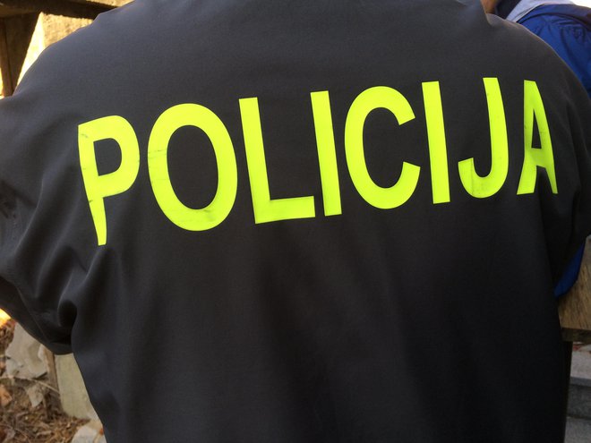 Policija še poizveduje o neznancih, ki sta se spravila na prodajalko. FOTO: Oste Bakal