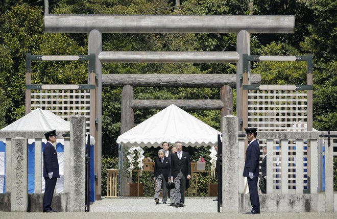 Cesar se je poklonil spominu na prvega japonskega cesarja. FOTO: Japantimes.com