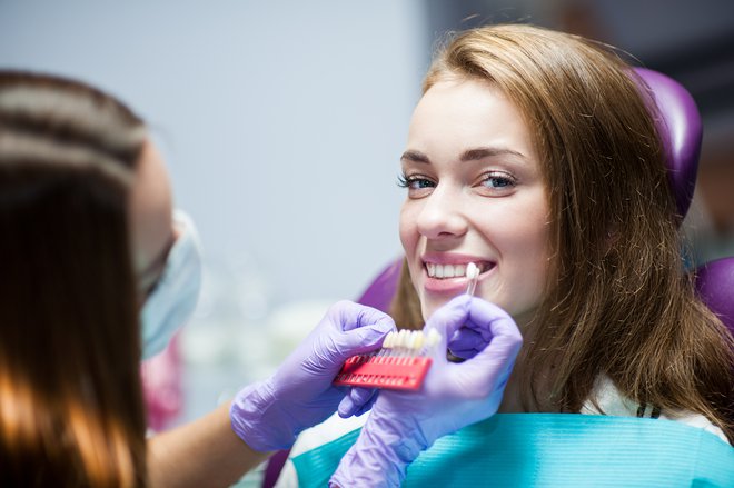 Beljenje naj vselej poteka pod nadzorom zobozdravnika. FOTO: Shutterstock