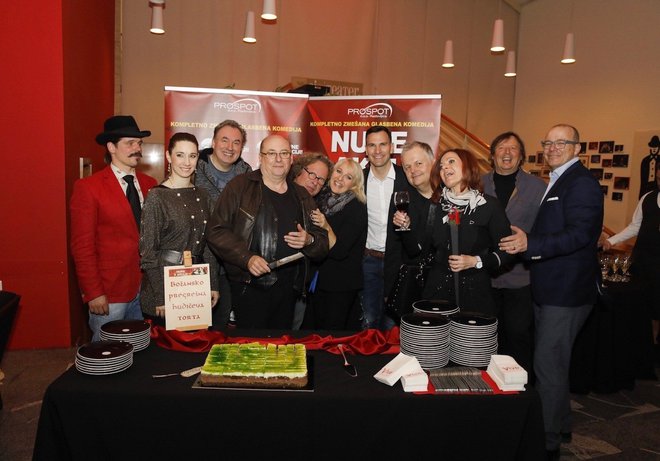 Ustvarjalci muzikala so uspešno premiero proslavili z zasluženo torto. Foto: mediaspeed.net