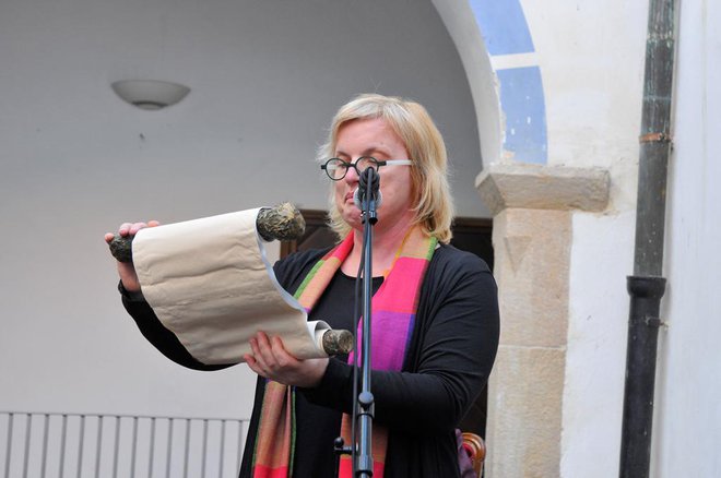 Umetniška vodja Grajskega lutkovnega gledališča Snježana Pungerčič je prebrala poslanico ob svetovnem dnevu lutk. FOTO: Jaroslav Jankovič