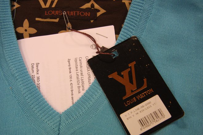 Znamka Louis Vuitton velja za eno najprestižnejših. Eden izmed zaseženih ponaredkov na Letališču Jožeta Pučnika Ljubljana. FOTO: Špela Ankele