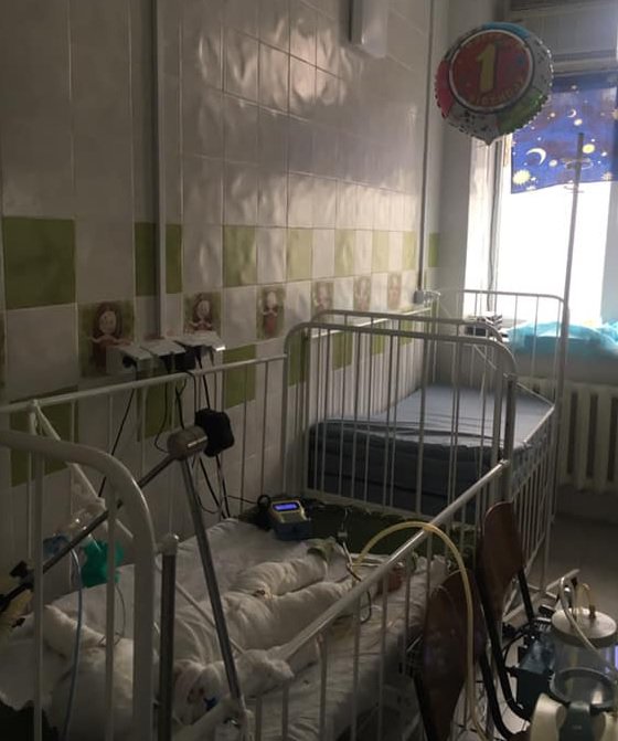 Fotografija: Daniil je prvi rojstni dan preživel v bolnišnici. Nekaj dni kasneje je umrl. FOTO: Facebook, Katherina Nozhevnikova