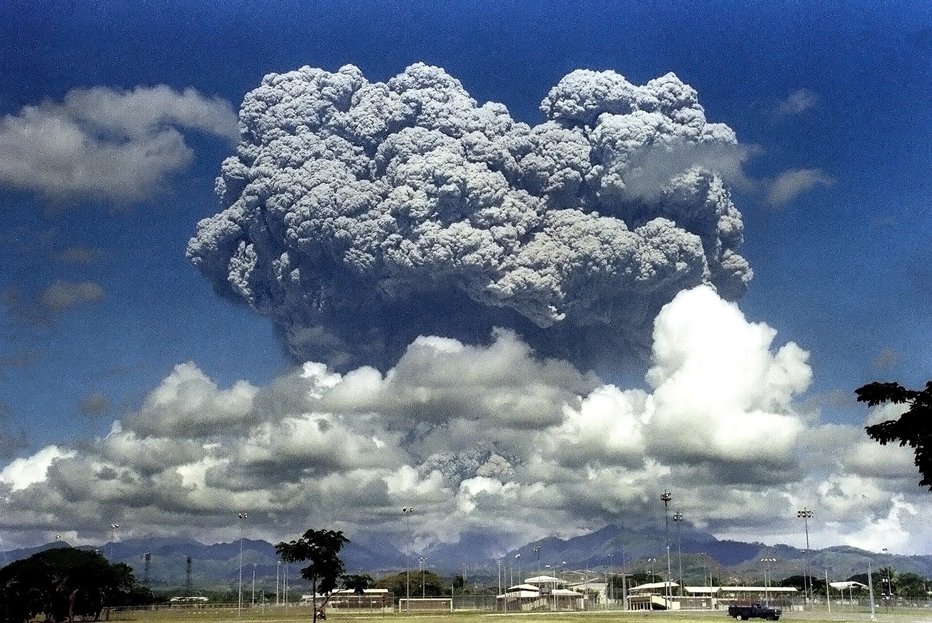 Fotografija: Oblaki so po izbruhu vulkana Pinatubo na Filipinih odbijali sončne žarke in znižali temperaturo. FOTO: Guliver/Getty Images