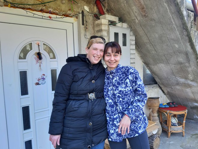 Dijana s prijateljico Rozalijo Gršič, ki pomaga družini. FOTO: Tanja Jakše Gazvoda