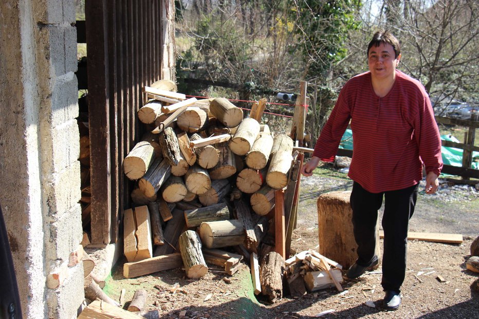 Fotografija: Darjo smo presenetili pri pripravi drv. FOTO: Tanja Jakše Gazvoda