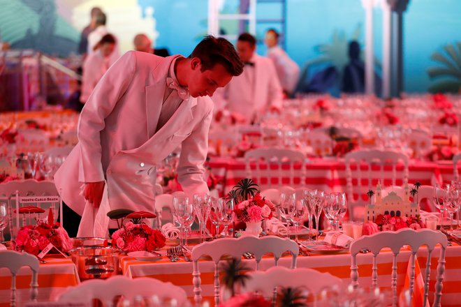 Na tisoče vrtnic krasi ples, letošnjega si je zamislil modni oblikovalec Karl Lagerfeld. Foto: Reuters