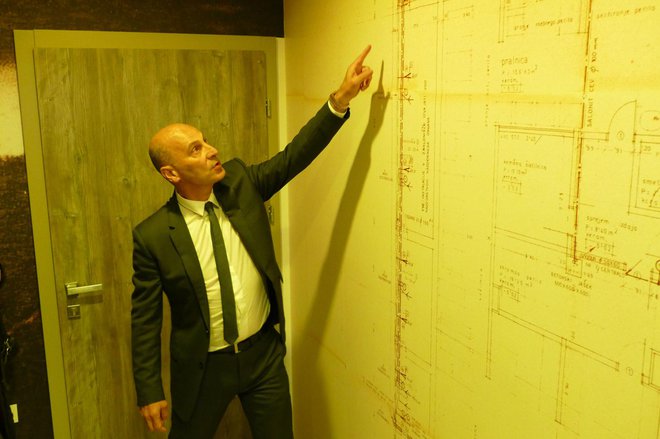 Marjan Batagelj je pokazal načrte za hotel Jama. Foto: Primož Hieng