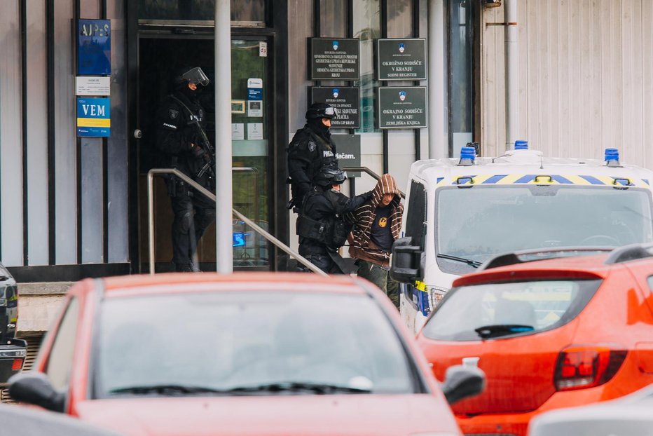 Fotografija: Tako so Zupana septembra lani odpeljali iz kranjske poslovne stavbe, kjer je grozil z eksplozivom. FOTO: Primož Piculin