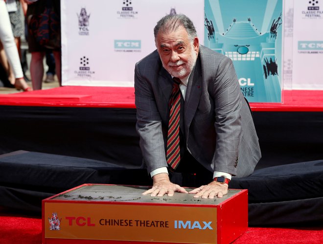 Francis Ford Coppola je pred tremi leti pustil svoje odtise na pločniku slavnih pred kitajskim gledališčem TCL v Hollywoodu. FOTO: Reuters