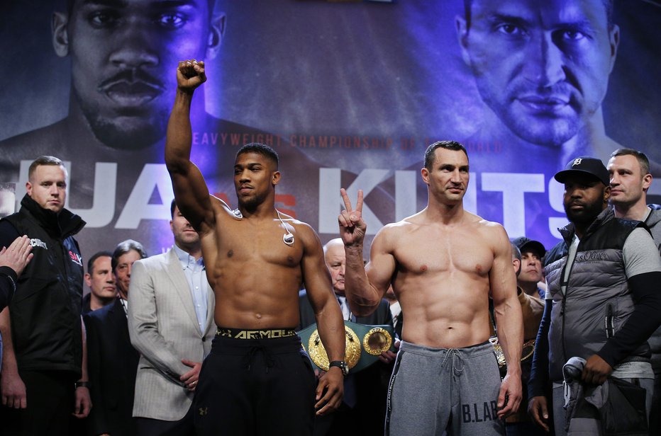 Fotografija: Ali se bo vendarle zgodil povratni dvoboj med Anthonyjem Joshuo (levo) in Vladimirjem Kličkom? FOTO: Reuters