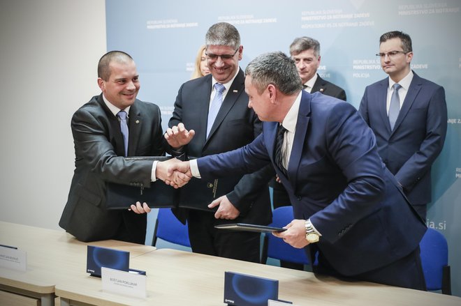 Šoštarič bo delal za Sindikat policistov Slovenije, njegov predsednik Kristjan Mlekuš se bo pogajal z vlado (skrajno levo). FOTO: Uroš Hočevar