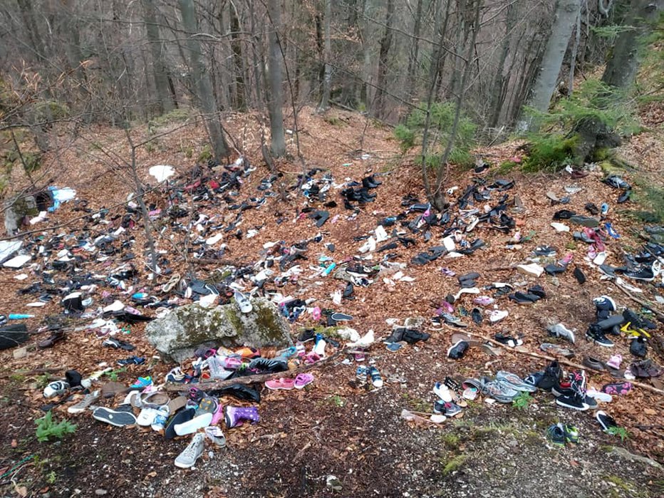 Fotografija: Odlagališče čevljev sredi neokrnjene narave FOTOGRAFIJI: Jure Benčina/Facebook