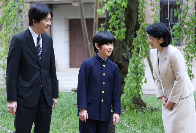 Princa Hisahita sta na novo pot pospremila princ Akišino in princesa Kiko. FOTOGRAFIJI: Reuters