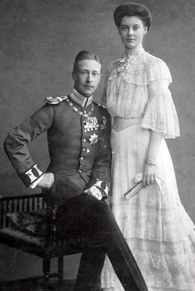 Zaročna fotografija Cecilie von Mecklenburg-Schwerin in pruskega princa Wilhelma FOTO: Wikipedia