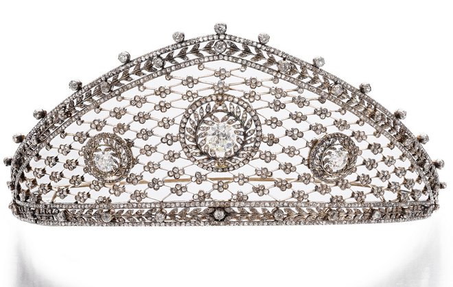 Čudovita tiara je delo slavnega Fabergéja, bila je darilo zadnji pruski prestolonaslednici. FOTO: Sotheby's