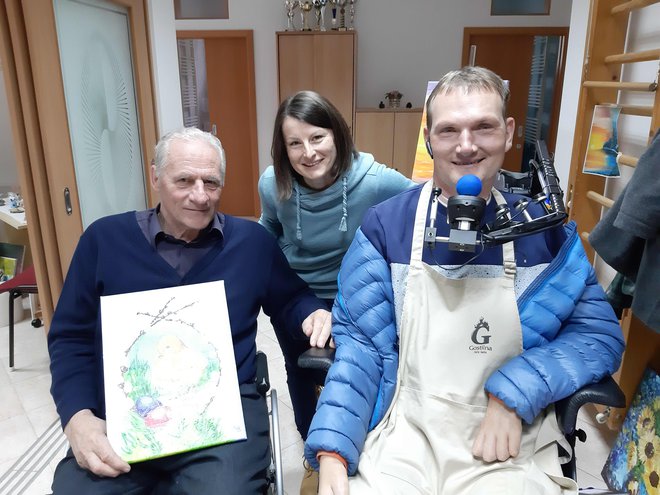 Jože Okoren, predsednik Društva paraplegikov Dolenjske, Bele krajine in Posavja, asistentka Nina Hercog in slikar Gregor Janežič