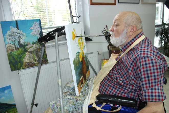Primorec Vojko Gašperut je pravi starosta slikanja z usti, na vozičku je že več kot pol stoletja.