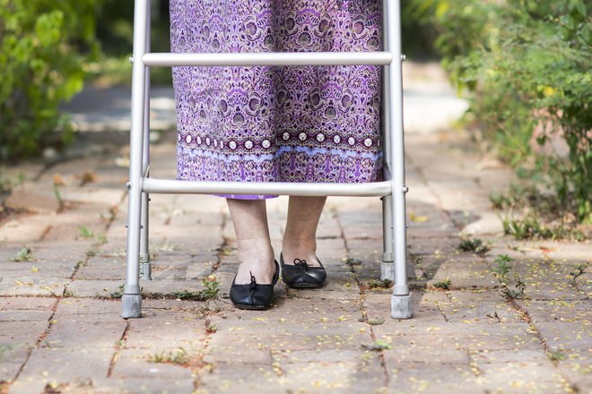 Pri odraslih je v ospredju mišična šibkost nog in rok, zaradi česar bolniki težje hodijo. FOTO: Guliver/Getty Images