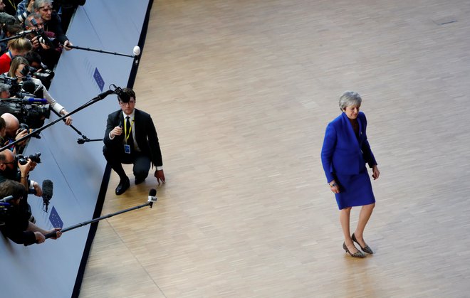 Britanska premierka ob prihodu na izredni vrh. FOTO: Reuters