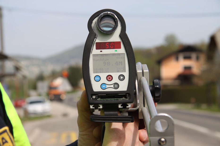 Fotografija: Policija na več kot 600 lokacijah po Sloveniji izvaja poostrene nadzore meritev hitrosti. FOTO: Policija