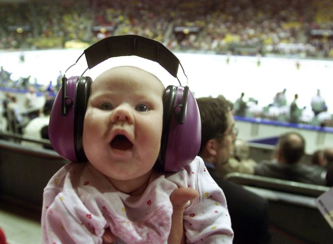 V glasnem okolju zaščitimo ušesa, zlasti je to pomembno za majhne otroke. FOTO: Reuters