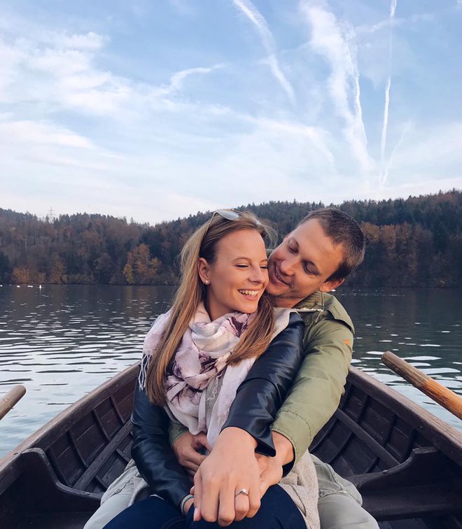 Leta 2017 je Jure svojo Janjo zasnubil sredi jezera, lani poleti sta se poročila. FOTO: Facebook