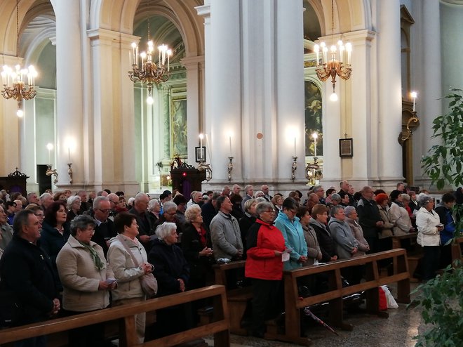 Petje slovenskih romarjev v stolnici, ki je rojstni kraj Rdečega križa.