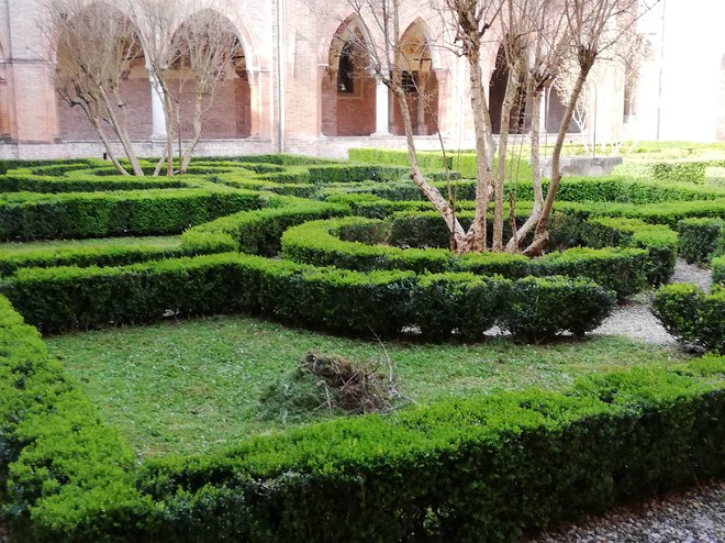 Pomladni nadih samostanskega vrta v San Benedetto Po