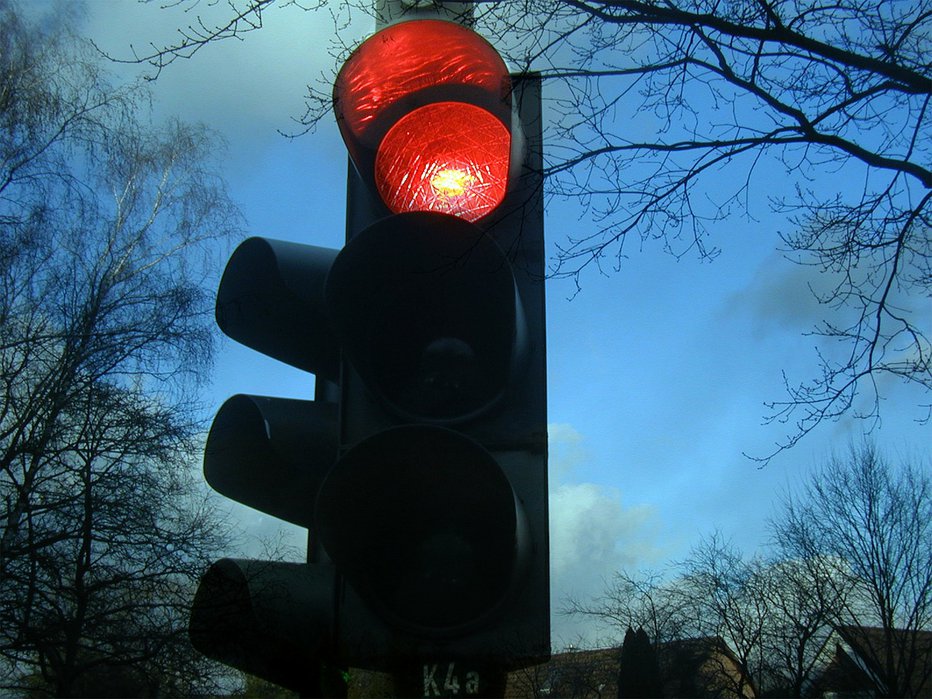 Fotografija: Ni upošteval rdeče luči na semaforju. FOTO: Pixabay