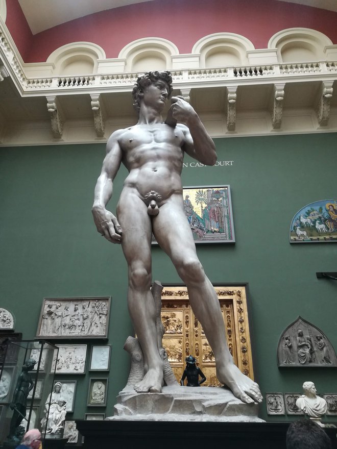 V muzeju Victoria and Albert je replika Michelangelovega Davida.