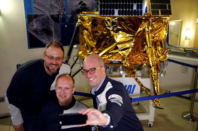 Člani podjetja SpaceIL pred sondo Berešit FOTO: Reuters
