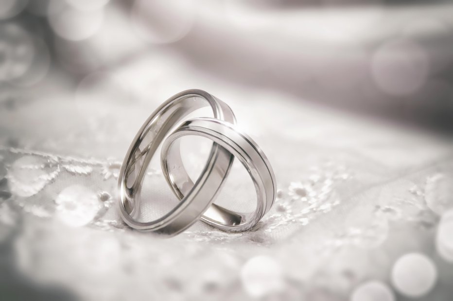 Fotografija: Poročnih prstanov si nista izmenjala. FOTO: Abelbrata Getty Images/iStockphoto