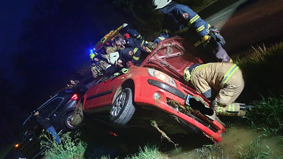 Fotografija: Avtomobil v jarku, voznica poškodovana. FOTO: PGD Gornja Radgona
