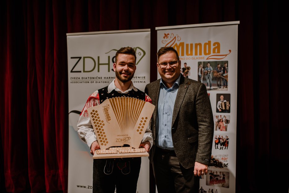 Fotografija: Jaka Plevnik, absolutni državni zmagovalec v igranju na diatonično harmoniko, s Klemnom Rošerjem Foto: ZDHS