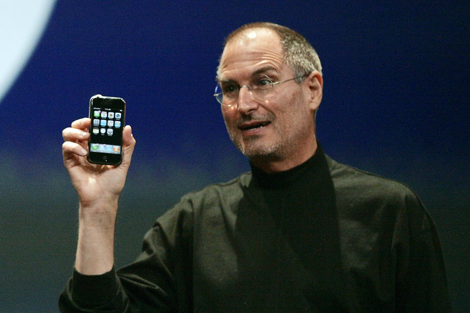Fotografija: Leta 2007 je Steve Jobs predstavil prvi iphone, ki je revolucionaliziral pametno telefonijo. FOTO: Reuters