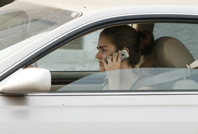 Telefoniranje med vožnjo je priporočljivo. FOTO: REUTERS