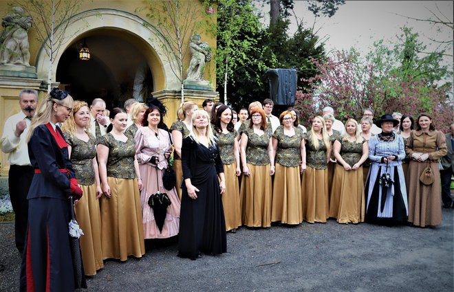 Mešani pevski zbor Svoboda v opravah iz časa prvega razcveta Vošnjakovega dvorca FOTOGRAFIJE: Jože Miklavc
