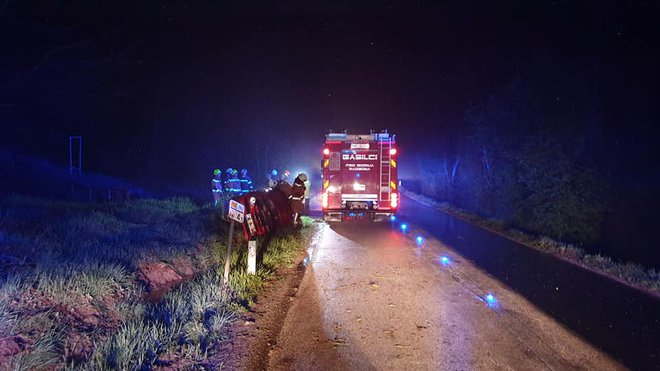 Na pomoč so voznici priskočili prostovoljni gasilci. FOTOGRAFIJI: PGD Gornja Radgona