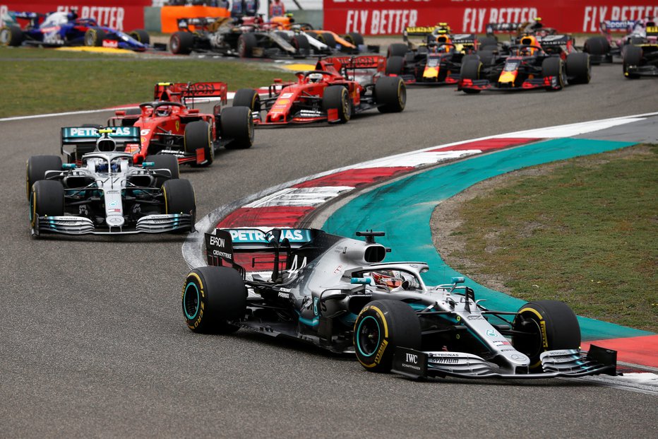 Fotografija: Lewis Hamilton (spredaj) in Valtteri Bottas sta Mercedesu tudi na veliki nagradi Kitajske pridirkala dvojno zmago. FOTO: Reuters