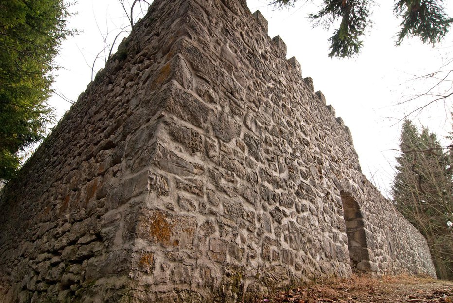 Fotografija: Rekonstrukcija utrdbe na Lanišču pri Logatcu FOTO: Jure Kusetič
