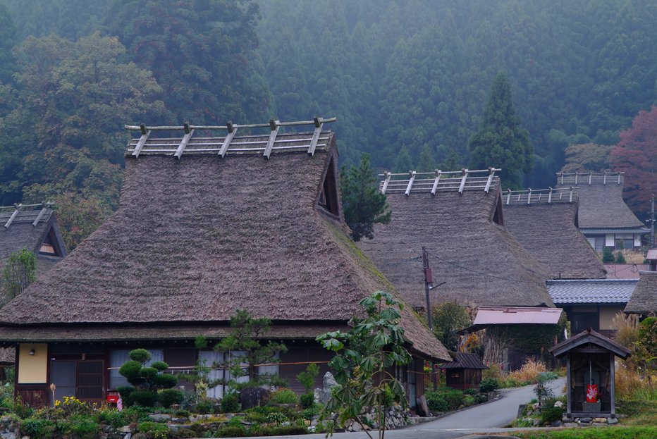 Fotografija: Tradicionalne strehe so zelo vnetljive. FOTO: Guliver/getty Images