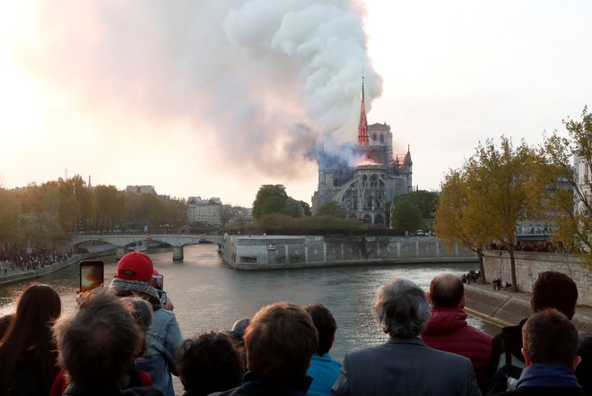 Notre-Dame v plamenih. FOTO: Reuters