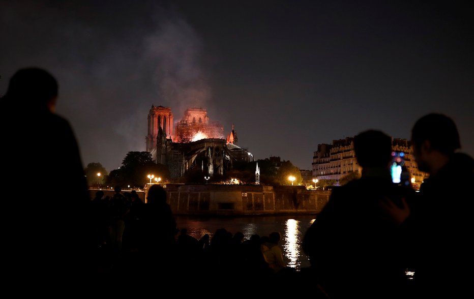 Fotografija: Zagorelo je malo pred 19. uro. FOTO: Reuters