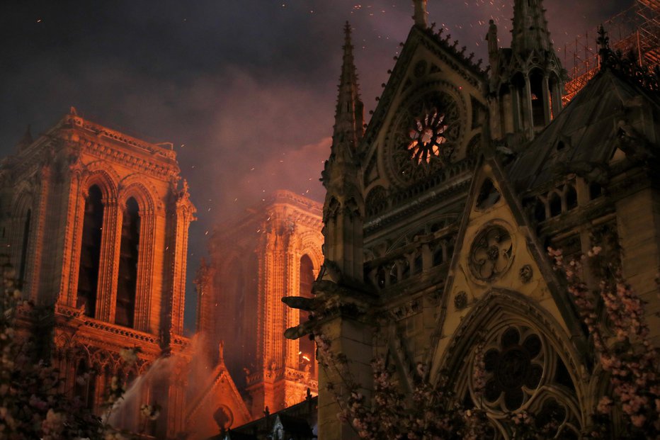 Fotografija: Požar v katedrali. FOTO: Reuters
