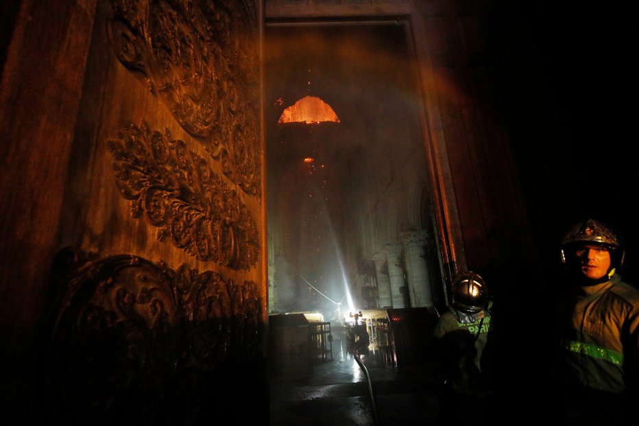 Fotografija: Požar v katedrali Notre Dame. FOTO: Reuters